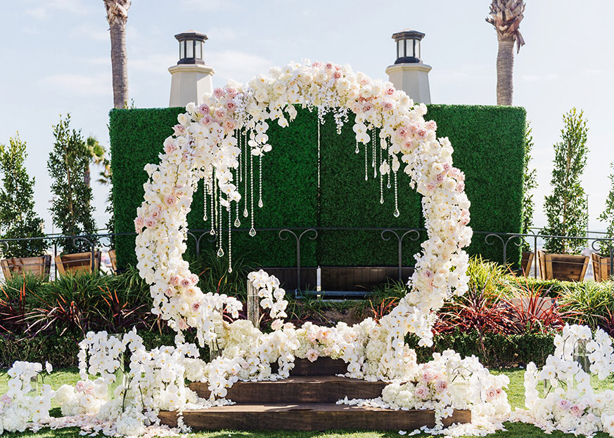 Tying the Knot in Style: 12 Decorated Arches For Weddings